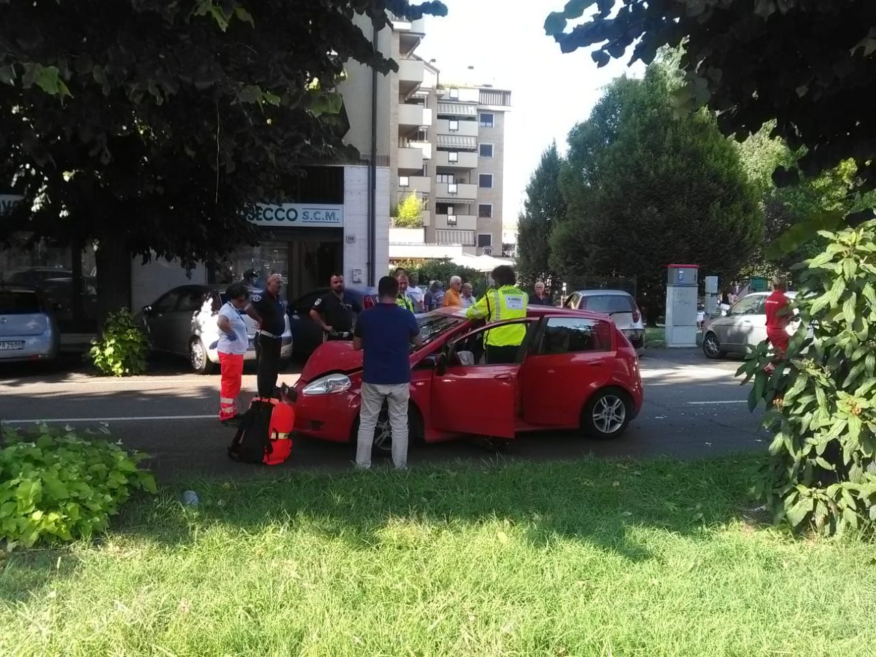 Incidente a Senago: cinque persone coinvolte