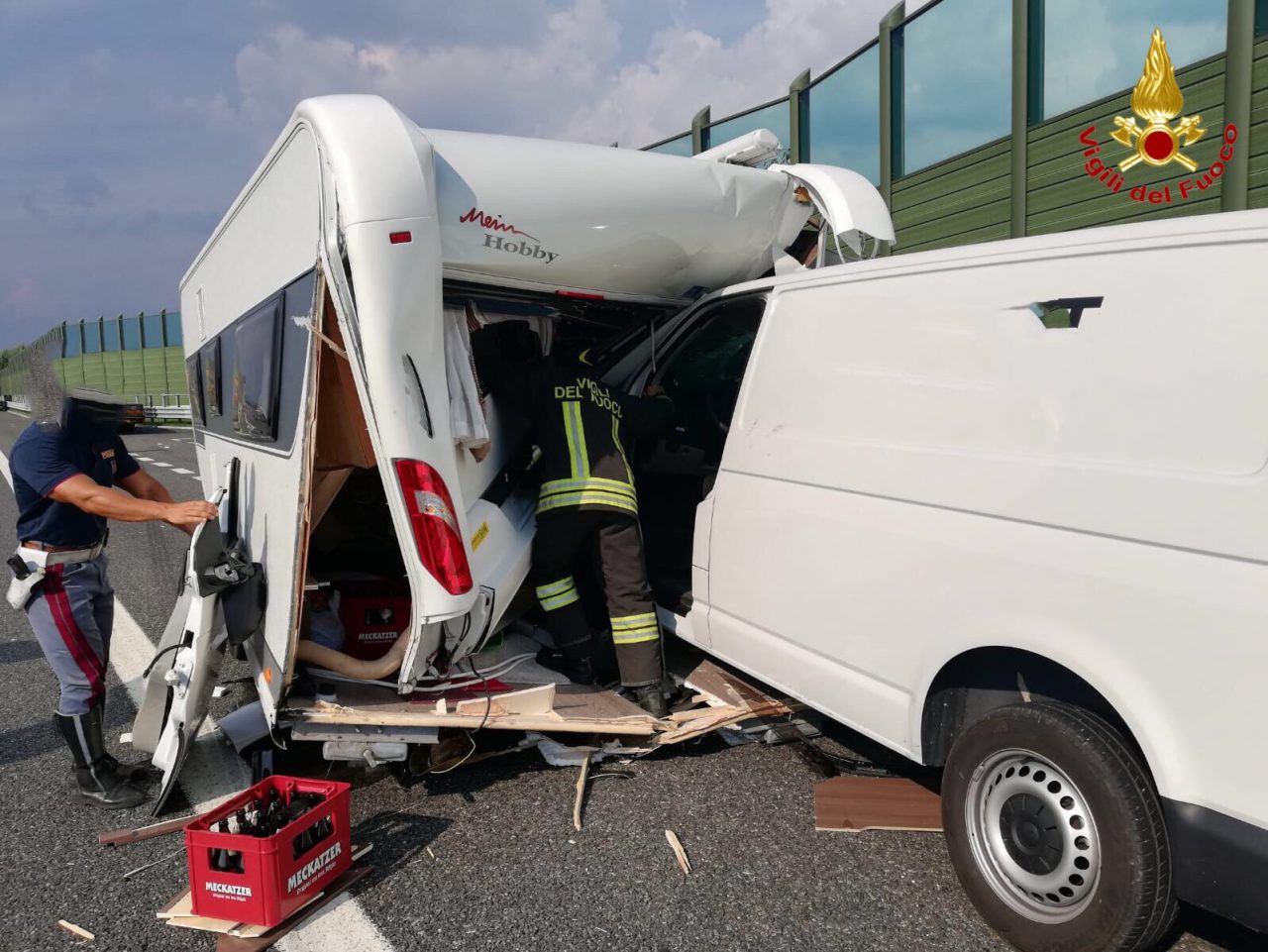 Scontro in autostrada, il furgone si incastra nella roulotte FOTO