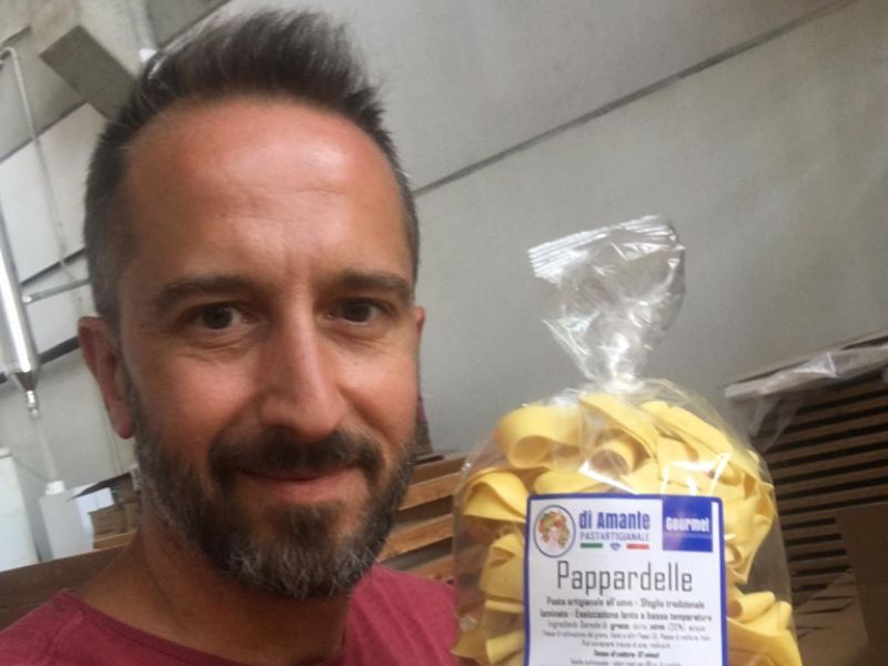 Ragazza dell’Est riconsegna portafogli pieno