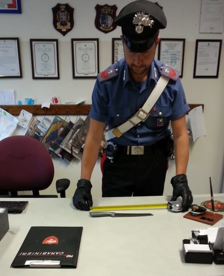 Ruba un coltello al supermercato per affrontare il rivale