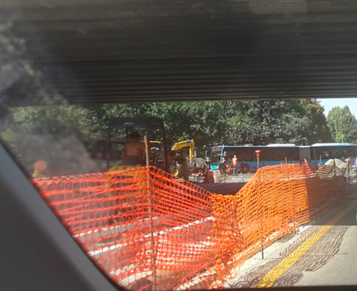 Nuova rotonda di Settimo Milanese: il pullman si incastra FOTO