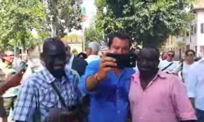 Nerviano come Siena: Salvini si fa un selfie con un uomo di colore VIDEO