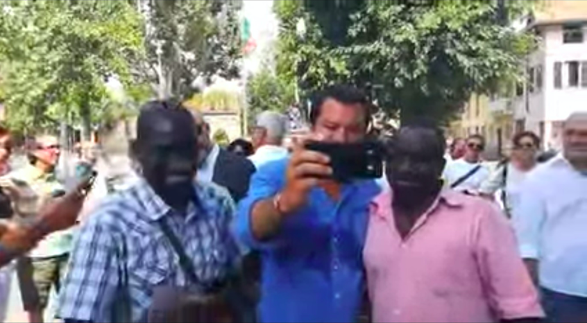 Nerviano come Siena: Salvini si fa un selfie con un uomo di colore VIDEO