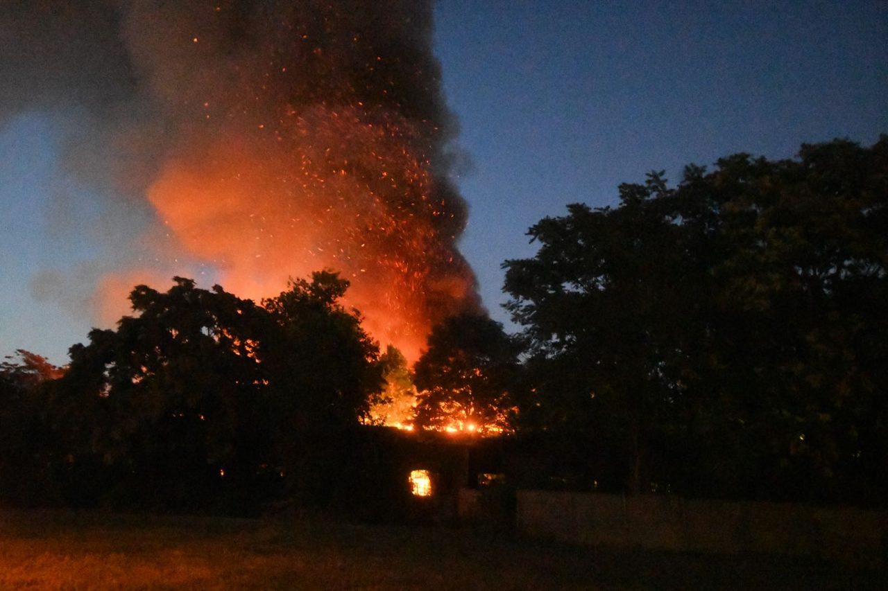 Furioso incendio devasta un capannone a Vanzago FOTO e VIDEO