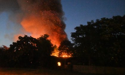 Furioso incendio devasta un capannone a Vanzago FOTO e VIDEO