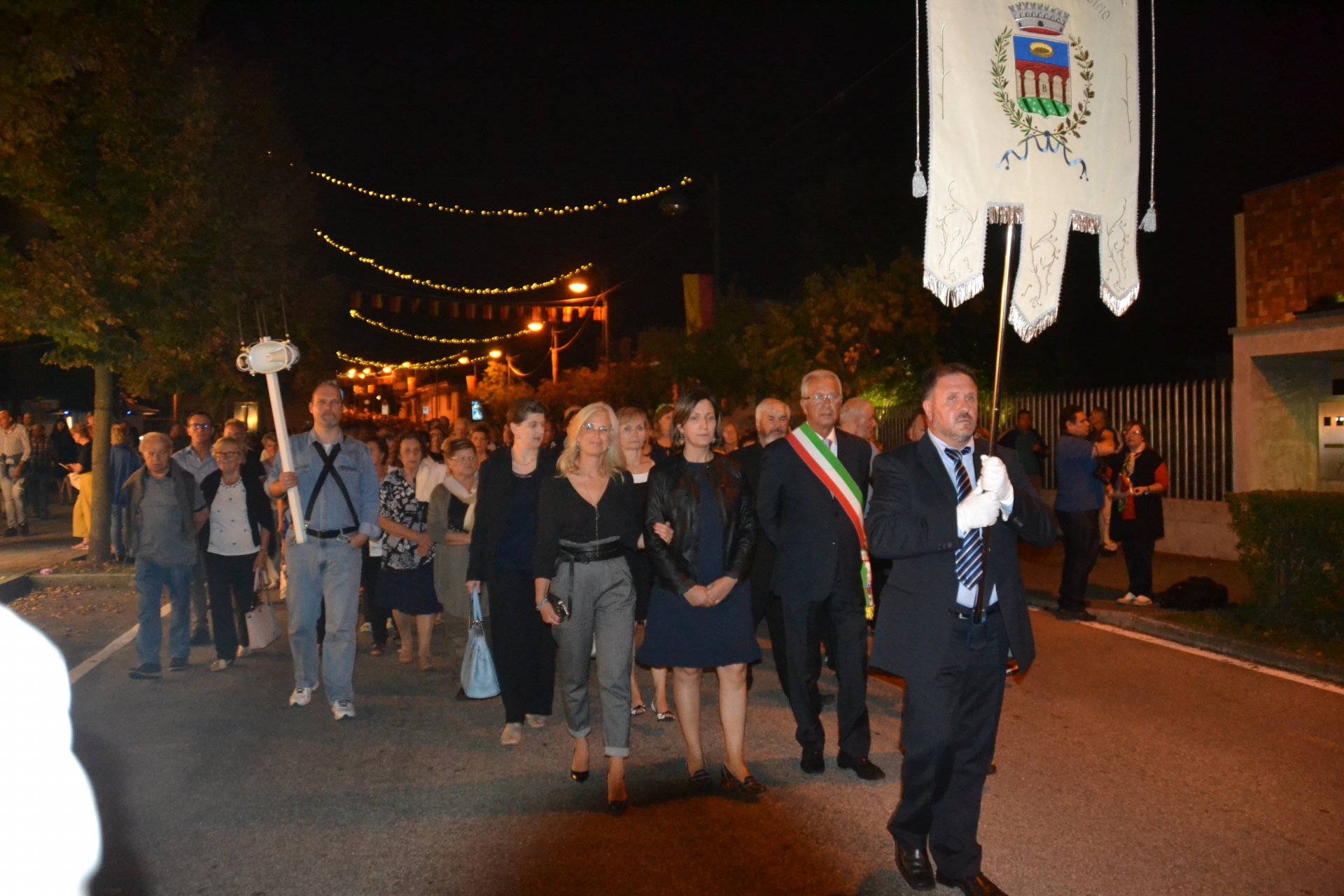 Bernate processione Mariana con l'amministrazione comunale gonfalone e popolo dei fedeli DSC_2635