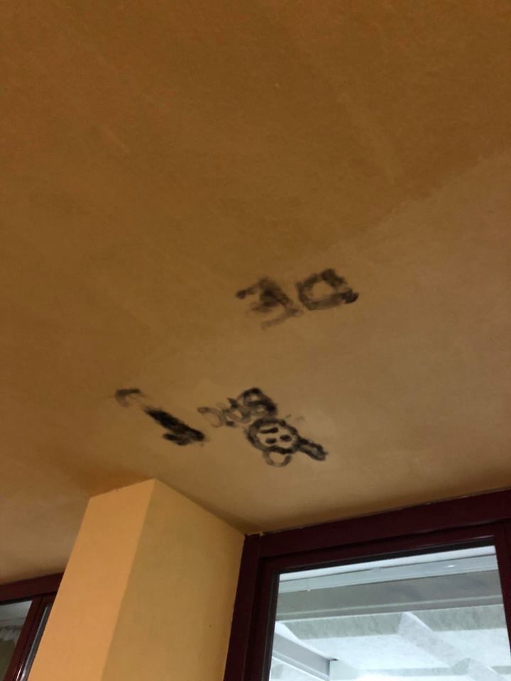Ancora vandalismi: imbrattato muro biblioteca
