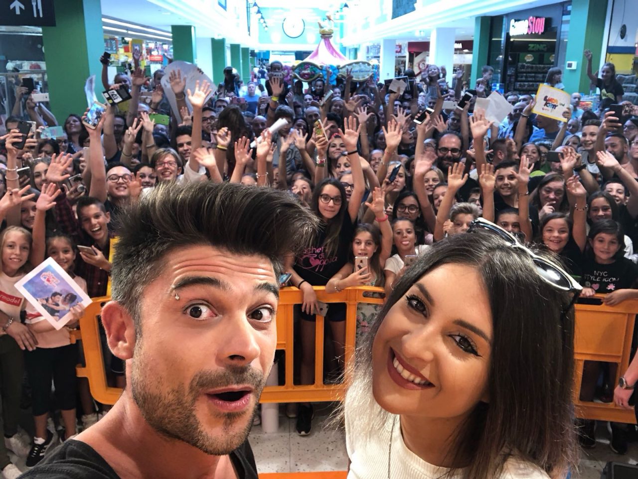 Bagno di folla per Luca & Katy all’Auchan di Rescaldina LE FOTO