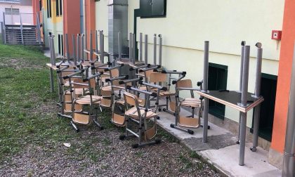 Un carico di nuovi arredi per la scuola