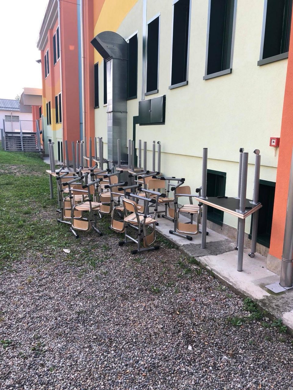 Un carico di nuovi arredi per la scuola