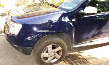 Lite al semaforo a Senago: automobilista colpito al volto con una bottiglia