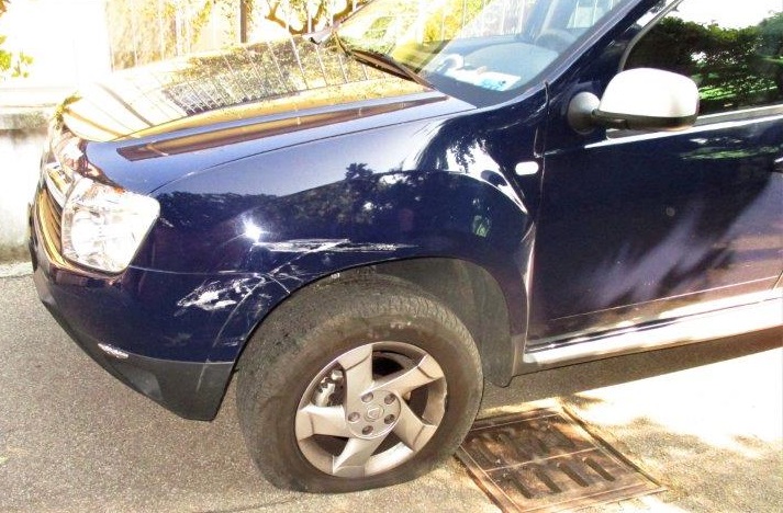 Lite al semaforo a Senago: automobilista colpito al volto con una bottiglia