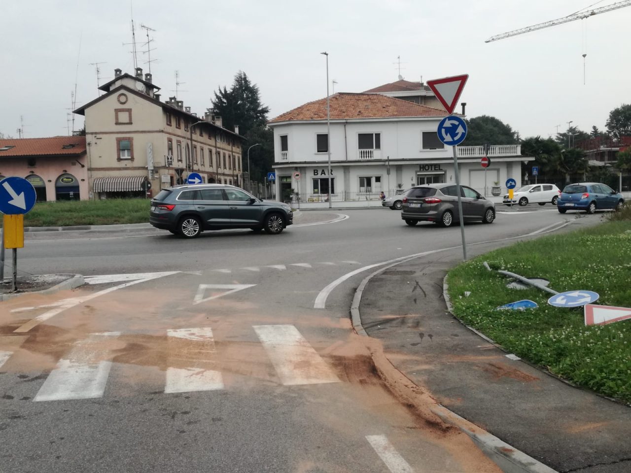 “Investito” cartello stradale nella rotonda di Pogliano