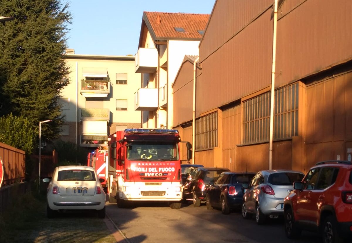 Frigorifero a fuoco: incendio in un appartamento a Settimo