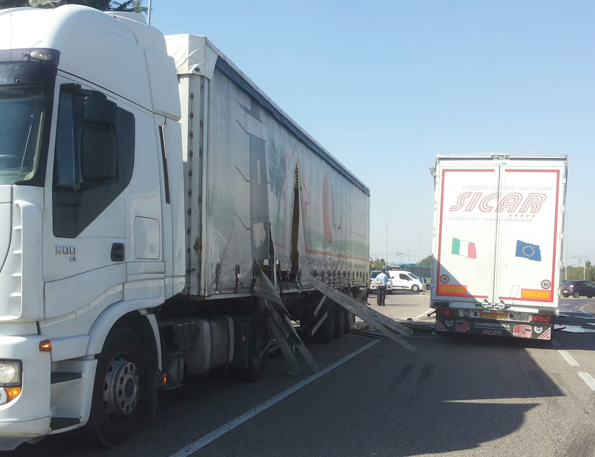 Incidente tra due tir a Magenta, statale bloccata