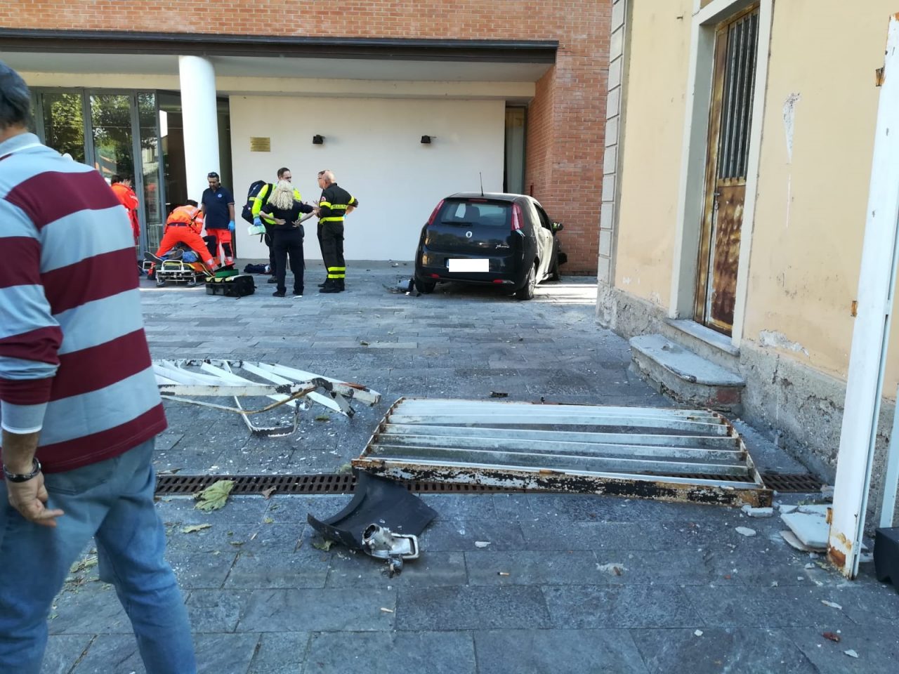 Castano Primo, malore alla guida si schianta contro auditorium