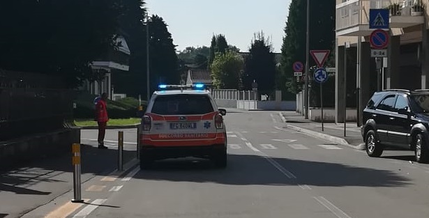 Scontro tra bici, 11enne soccorre anziano ferito