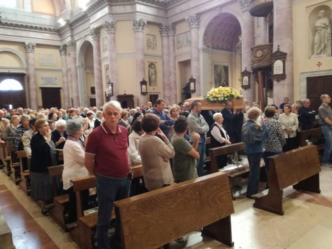 Don Carlo Mapelli, in centinaia ai funerali dell’ex prete di Cusago