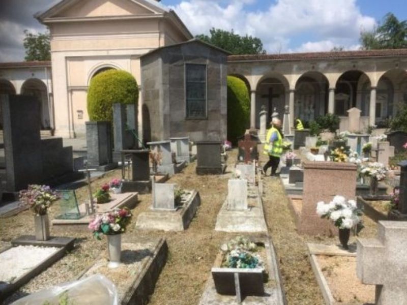 Imbrattate tombe di bimbe africane
