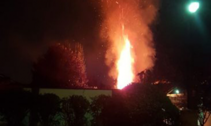 Incendio vicino alla stazione, paura a Novate FOTO e VIDEO