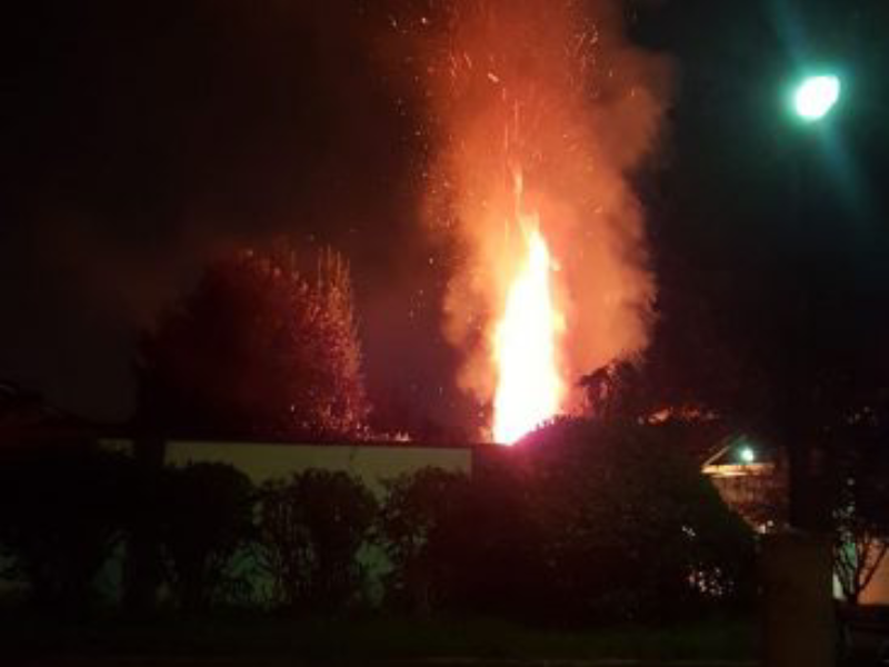 Incendio vicino alla stazione, paura a Novate FOTO e VIDEO