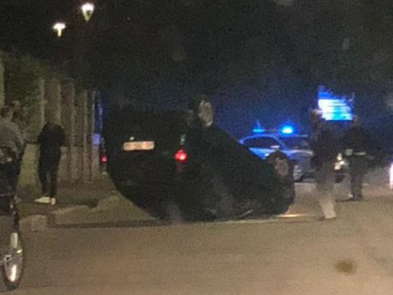Rho: si ribalta con l’auto e esce miracolosamente illeso