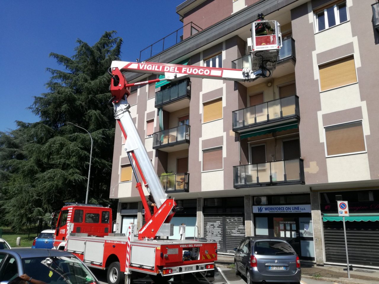 Una cascata in mezzo alla strada: arrivano i pompieri