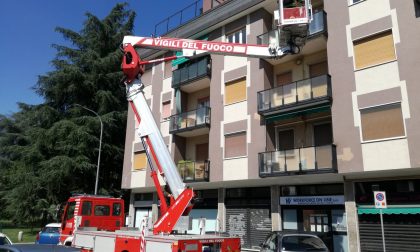 Una cascata in mezzo alla strada: arrivano i pompieri