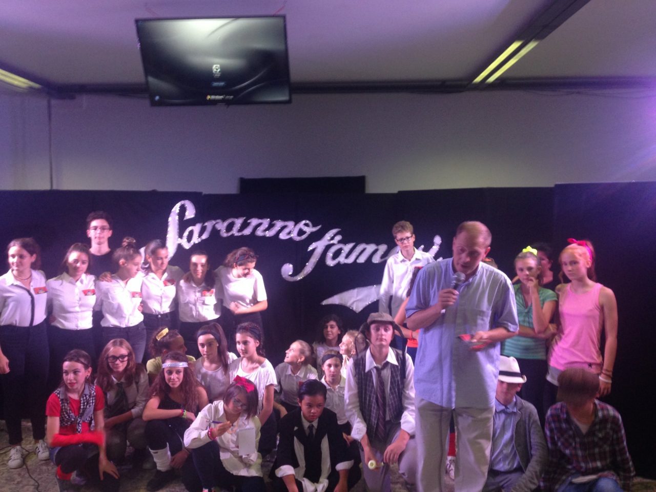 Cena con delitto... di fronte a 220 testimoni