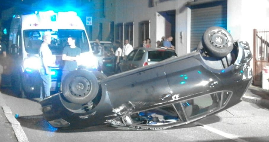 Auto ribaltata in via Battisti, paura a Parabiago