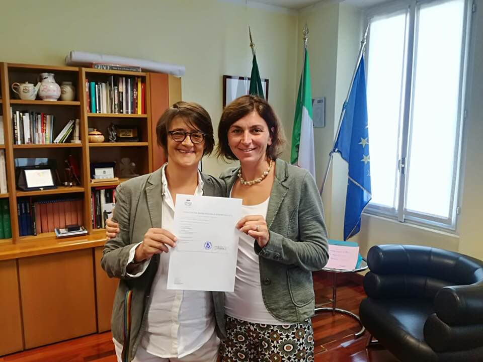 Unioni civili, Sindaco di Arese firma il certificato per avere due mamma riconosciute