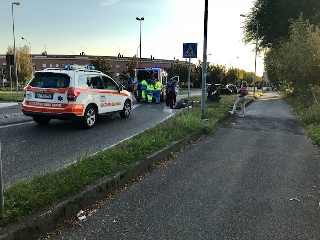 Incidente a Bollate, grave motociclista 50enne