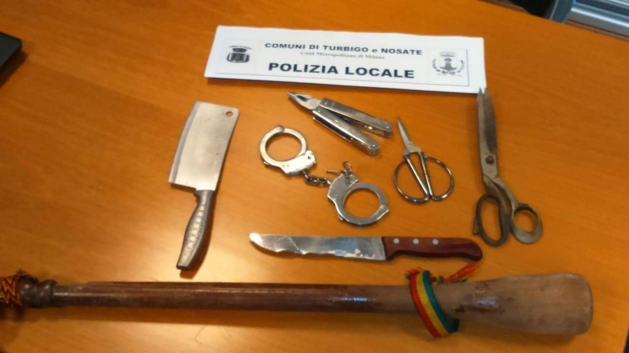 Turbigo, girava per strada con una mannaia e forbici