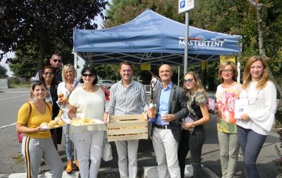 Amministrazione fuori da scuola per l'inizio dell'anno