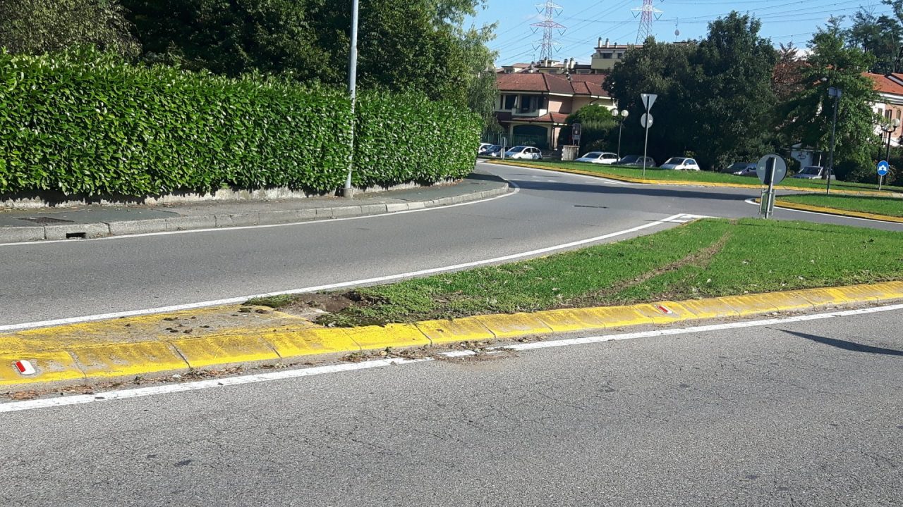 Auto sfrecciano in via Leopardi: cittadini di Arese in rivolta