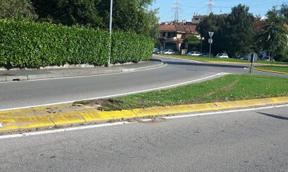 Auto sfrecciano in via Leopardi: cittadini di Arese in rivolta