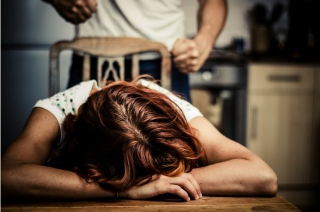 Marito ubriaco e violento arrestato nella notte a Tradate