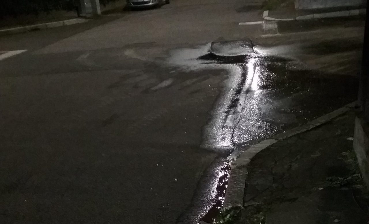 Perdita d’acqua in via Manzoni, ” la strada inizia a cedere”