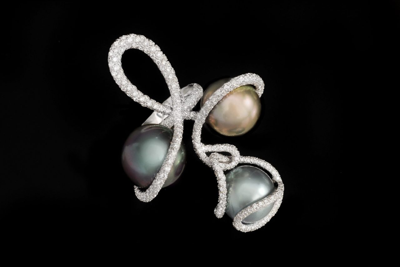Trova anello con brillanti e lo restituisce