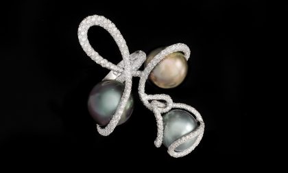 Trova anello con brillanti e lo restituisce