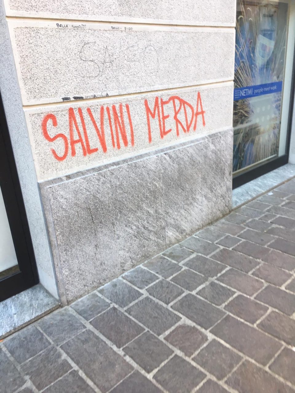 “Salvini merda”, ancora graffiti contro la Lega e il sindaco in centro a Saronno