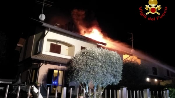 Incendio a Bernate, a fuoco il tetto di una casa