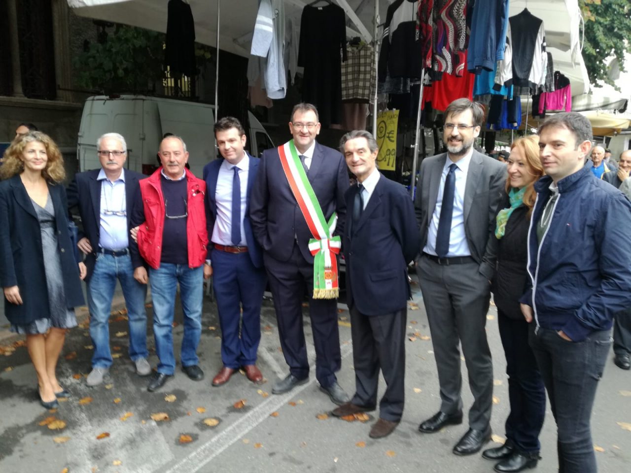 Il governatore Fontana a spasso per il mercato di Rho FOTO