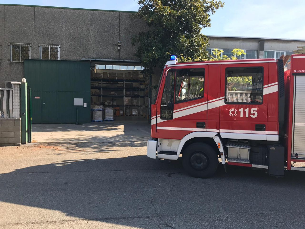 Incidente sul lavoro a Settimo: braccio incastrato in un macchinario