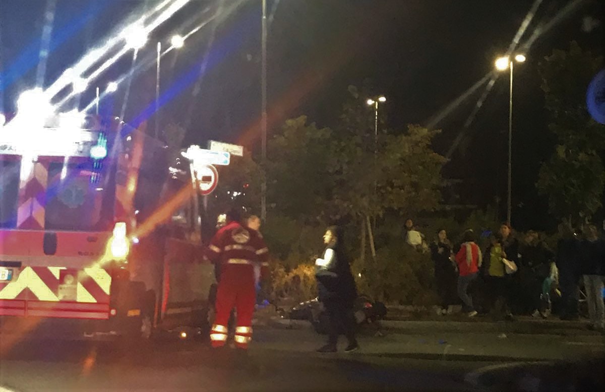 Rotonda maledetta: ennesimo scontro tra auto e moto