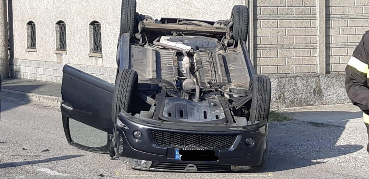 Anziano si ribalta con l’auto a Canegrate FOTO e VIDEO