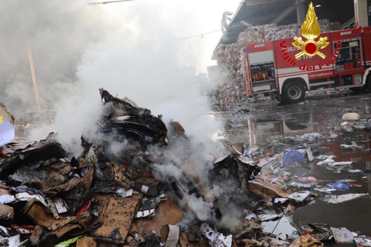 Incendio nella notte in una ditta di riciclo rifiuti a Novate VIDEO