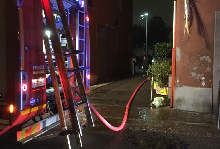 Bruciano le cantine in via Gorizia a Baranzate