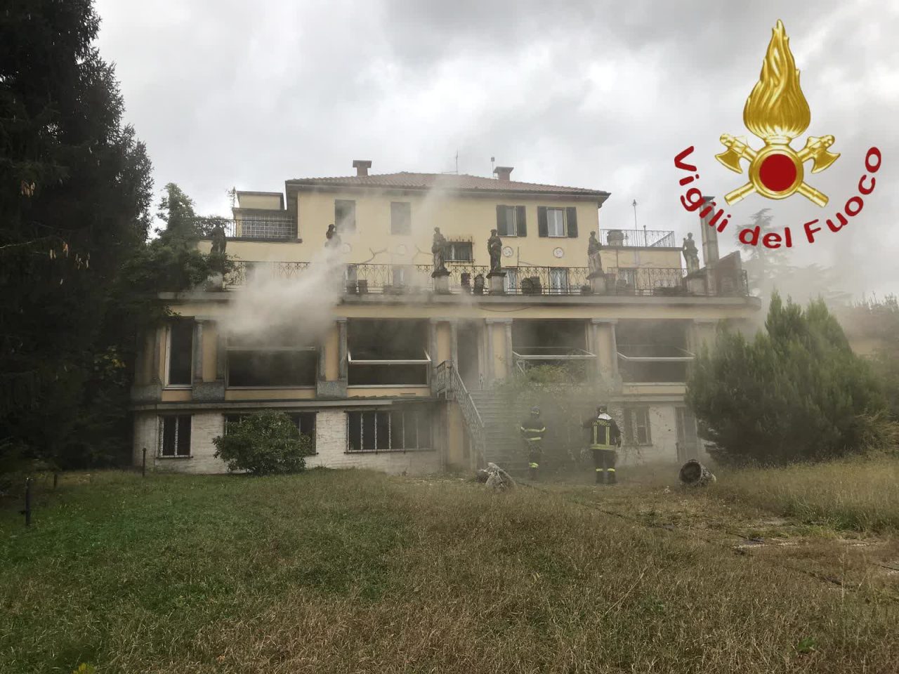 Incendio a Mozzate: in fiamme l’ex ristorante FOTO