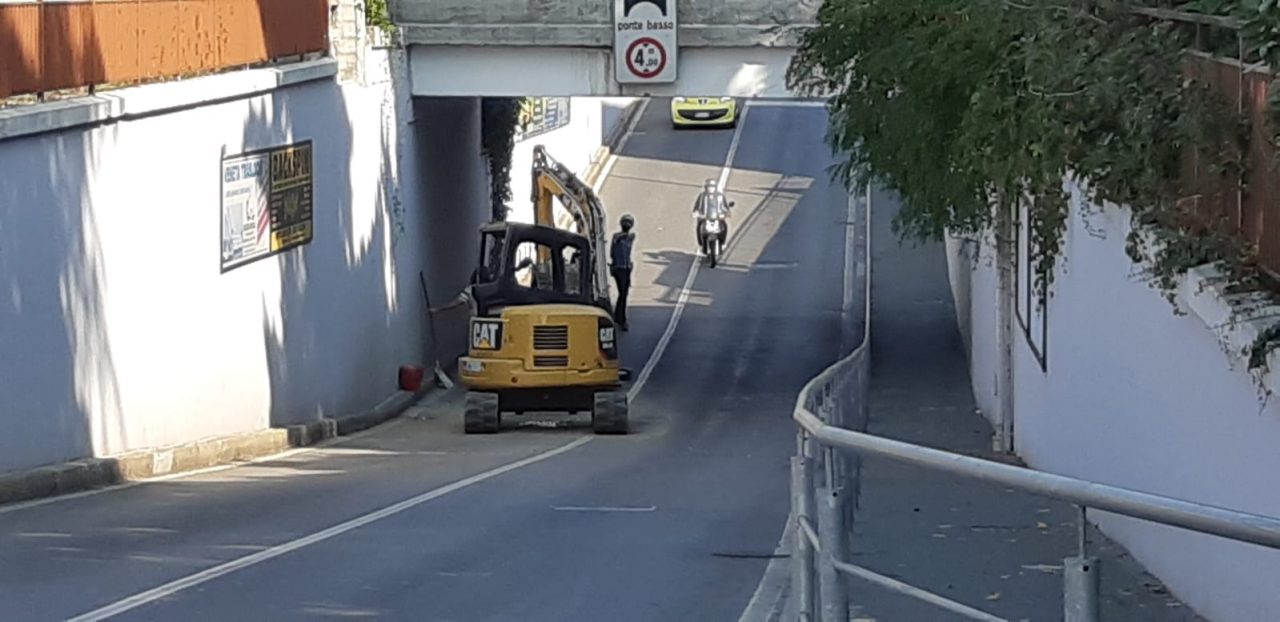 Camion sbatte contro il sottopasso
